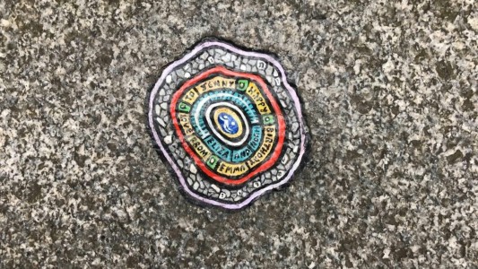 Los chicles tirados al suelo se transforman en arte urbano