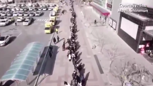 Coronavirus: cuadras de cola para comprar barbijos