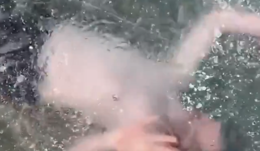 Nada bajo el hielo y casi muere al no encontrar el agujero de salida