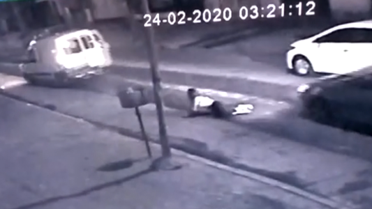 Joven es asaltada y arrastrada por los delincuentes