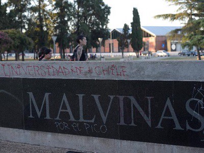 Hinchas chilenos detenidos en Rosario por pintar un monumento de Malvinas