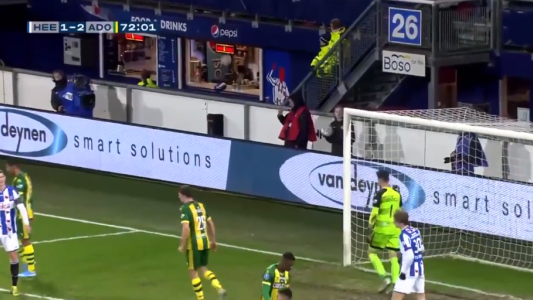 Pateó al arco pero la pelota terminó en el bar del estadio