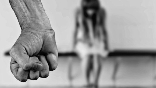 Le dio una paliza a su hija de 14 años porque iba a salir con un chico: internaron a la nena y detuvieron al padre