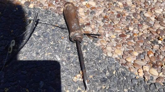 Atacó a una policía con un destornillador para robarle su arma reglamentaria