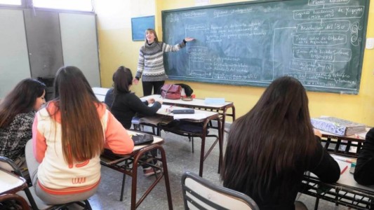 Polémica en Mendoza: secundarios que adeudan hasta 4 materias no repetirán el año
