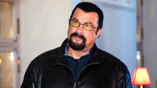 Steven Seagal deberá pagar una multa de 314.000 dólares por promocionar bitcoins