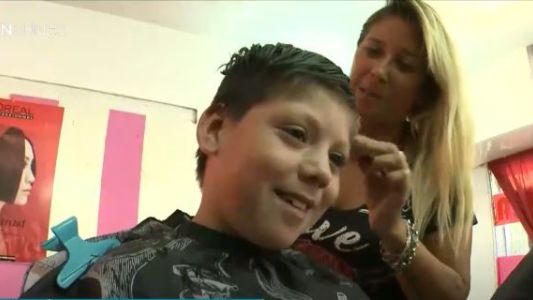 Peluqueros solidarios: cortaron el pelo gratis a chicos que empezaban las clases