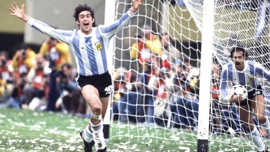 Kempes se reencontró con su camiseta campeona del mundo en 1978 después de 42 años