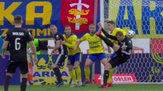 ¿Blooper del año? Futbolista de primera división intentó una chilena y se rompió la nariz