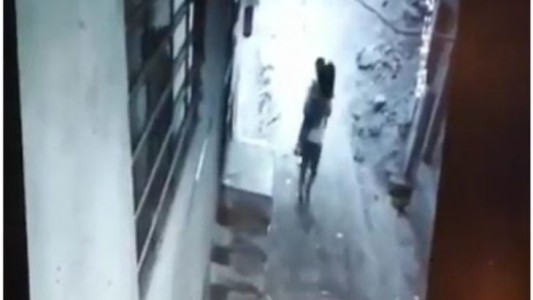 Violaron y mataron a una nena de 4 años: el video del momento en que un joven de 15 se la lleva