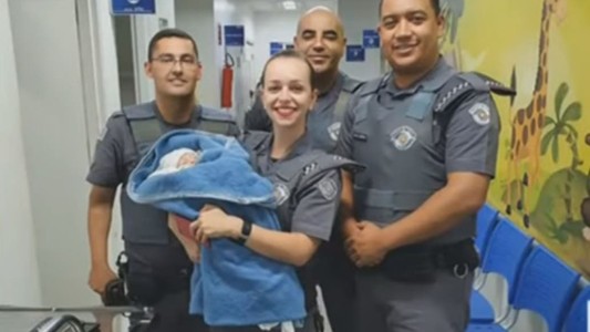 Rescataron a una beba de 20 días del fondo de una cloaca