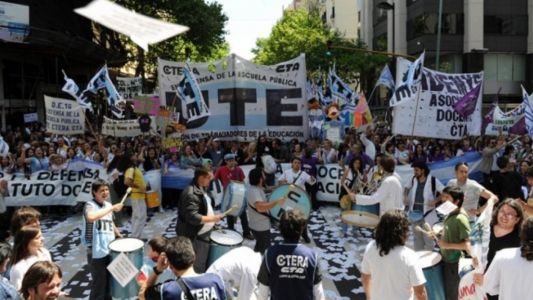 Falta de vacantes: docentes porteños se movilizan frente a la Legislatura