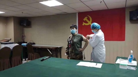 Una doctora china se inyectó una vacuna contra el coronavirus aún no probada en seres humanos