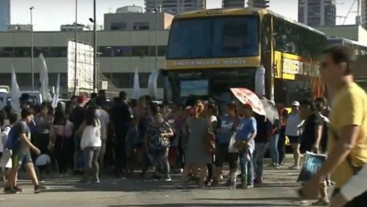 Protesta en la terminal de Retiro: impiden la entrada y salida de micros