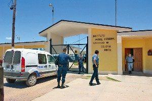 Prostituía a su hija adolescente en el penal de Colonia Pinto