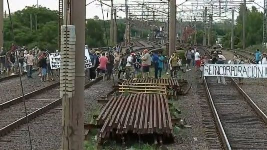La Línea Roca circula con servicio limitado por un piquete en la estación Hipólito Yrigoyen