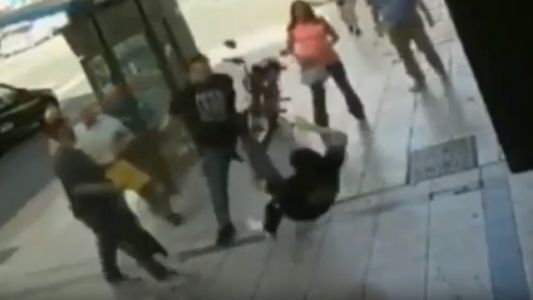Video: le pegó a un jubilado y un hombre que pasaba caminando lo derribó a trompadas