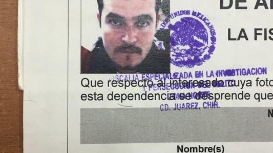 Una docente fue estrangulada en un departamento y buscan a un mexicano que conoció por Facebook