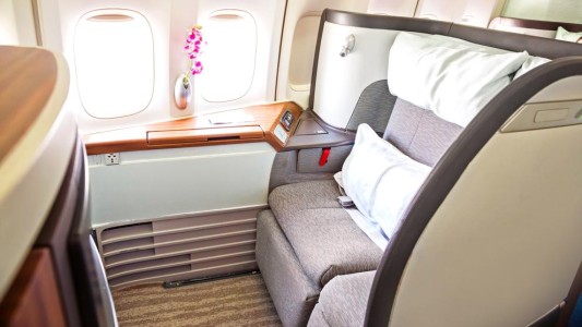 Hackeó el sitio web de una aerolínea y viajó con sus amigos en primera clase gratis