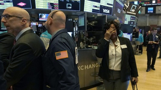 Lunes negro por coronavirus: se derrumbó Wall Street y suspendieron las operaciones