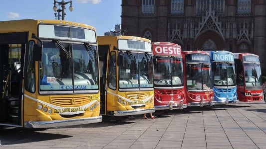 Con alcohol en gel y desinfección, en los colectivos de La Plata previenen el coronavirus