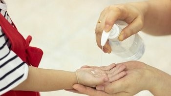 Coronavirus: el Gobierno retrotrajo el precio del alcohol en gel por 90 días