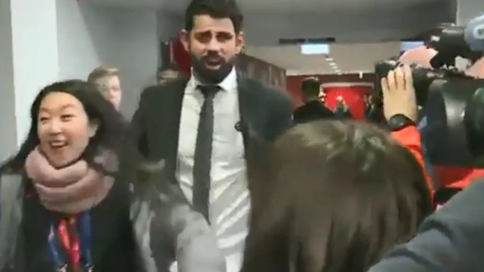 Broma de mal gusto: un jugador del Atlético de Madrid le tosió a los periodistas para no hablar