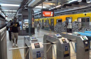 Levantan molinetes en el subte