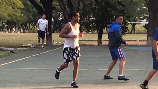 VIDEO: así juega al fútbol Ronaldinho en prisión