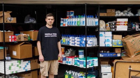 Indignación con un hombre que acopió más de 17 mil botellas de alcohol en gel para vender