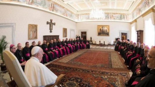 Preocupación en el Vaticano: un obispo que estuvo con el papa Francisco tiene coronavirus