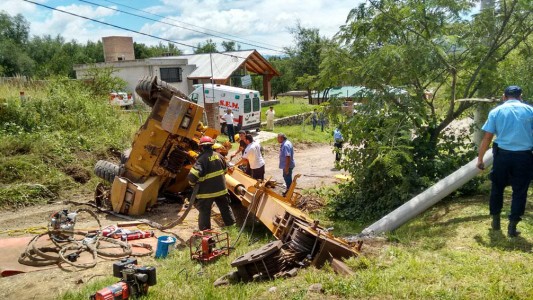 Un operario murió aplastado por la grúa que conducía en Santa Rosa de Calamuchita