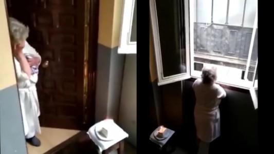 La emotiva sorpresa de cumpleaños que le hicieron los vecinos a una señora en cuarentena