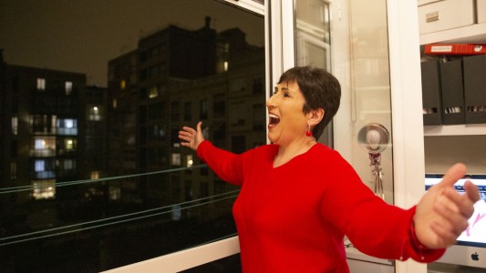 VIDEO: la soprano que cada noche regala ópera a sus vecinos