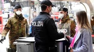 Video: un joven se quitó el barbijo y escupió una fruta en un supermercado