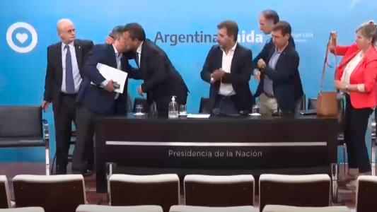 El video del blooper de Massa y Negri: un beso en vez del codo