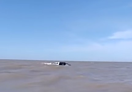 En medio de la cuarentena fue a pescar y la marea se llevó su camioneta