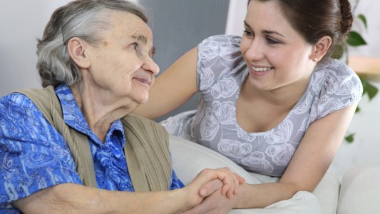 Convocan a voluntarios para ayudar a los adultos mayores en su aislamiento social