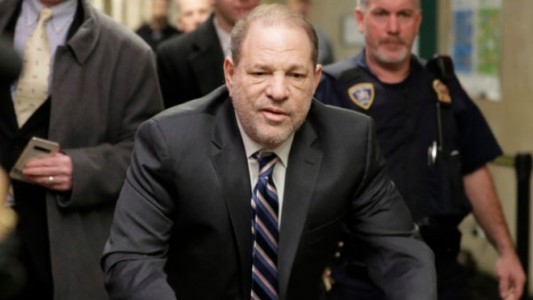 El productor de Hollywood Harvey Weinstein dio positivo de coronavirus en prisión