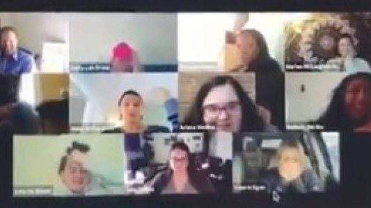 Los peligros del teletrabajo: olvidó desactivar la cámara web antes de ir al baño con la notebook