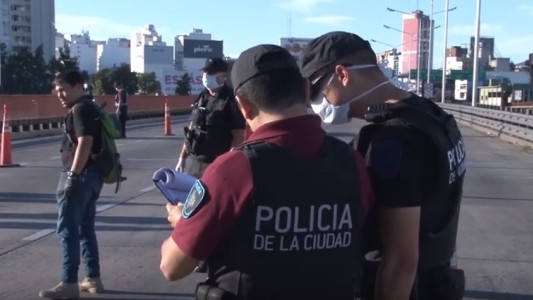 Insólito: lo frenó la policía en un control y argumentó que buscaba travestis para tener sexo en Constitución