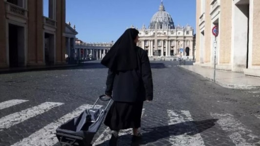 Cuarto día consecutivo con leve baja de contagios por coronavirus en Italia