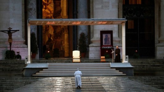 El papa Francisco rezó en soledad en la Plaza San Pedro: "nadie se salva solo"