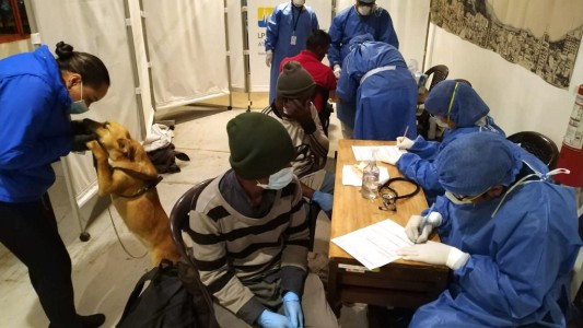 Fiesta familiar y la muerte de la tía:  así se esparció el primer positivo de coronavirus en Ecuador