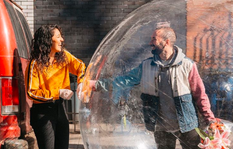 Amor en cuarentena: La vio desde el balcón y le mandó su número de celular con un dron