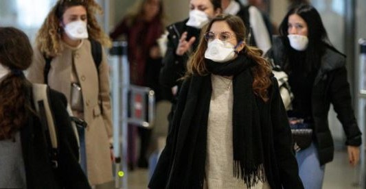 Coronavirus: cuánto contagia y cuál es la distancia recomendable para evitarlo
