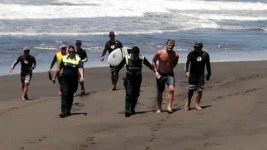 Video: se puso a hacer surf en cuarentena y la policía lo persiguió a los tiros