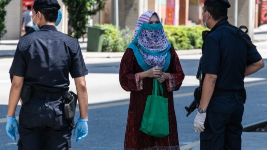 "Maquillate y no molestes a tu marido": polémicas recomendaciones de Malasia durante el aislamiento