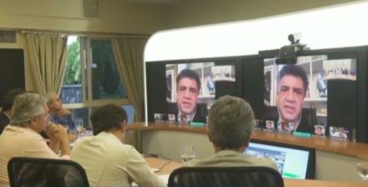 El Presidente analizó en una videoconferencia con intendentes la situación social en los distritos