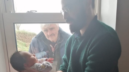 El abuelo que conoció a su nieto a través de la ventana por el coronavirus